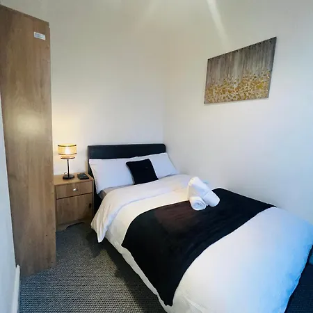 Проживание в семье Large 'n' Bright *