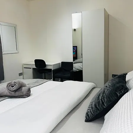 Проживание в семье Large 'n' Bright